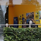 Una puerta del centro comercial quedó hecha pedazos durante el robo. Ocurrió en Guayaquil.