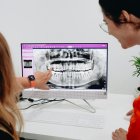 La radiología permite detectar una amplia variedad de condiciones, desde lesiones traumáticas hasta patologías complejas como tumores, enfermedades cardiovasculares, infecciones y patologías en todos los sistemas corporales. También es fundamental en la detección de patologías.