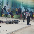 Motorizados se estrellaron y pistoleros los remataron.