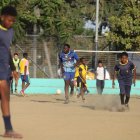 Al sur de Guayaquil la escuela de fútbol del Club Líder entrena en cancha de arcilla.