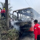 Un bus llevó la peor parte de un accidente de tránsito en Quinindé.