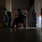 Los tres colegas se mantienen conversando hasta que llegue un cliente.