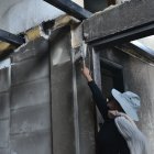 María Chango muestra los daños que tuvo en su casa tras el incendio del 24 de septiembre.