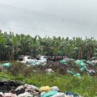 Una mujer tenía dos tiros en su cabeza. Cerca de ella había dos carros quemados.