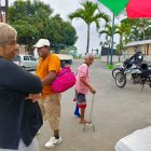 Parientes llegaron a la morgue de Quevedo, Los Ríos, para retirar el cuerpo.