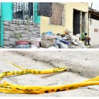 Las víctimas se encontraban fuera de una viviendas. Este sábado, cerca aún estaba la cinta que se utilizó para acordonar el área.