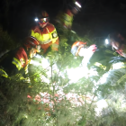 Miembros del Cuerpo de Bomberos ayudaron en la extracción.