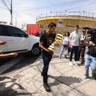 El ciclista ecuatoriano Richard Carapaz llegó a la ceremonia de apertura con el trofeo del GIro de Italia 2019, algo que se robó los aplausos de los aficionados.