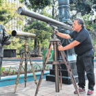 Reyes coloca el viejo telescopio junto al monumento a Ortega en el parque Centenario, centro de Guayaquil.