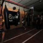 Los estudiantes que están en el ring se guían por una herramienta tecnológica para seguir con su pelea.