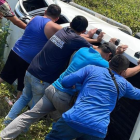 El vehículo donde viajaban las víctimas se volcó al intentar huir del ataque armado