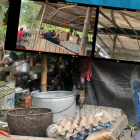 Las necesidades de  la familia Vásquez-Marcillo están a la vista, alrededor de lo que llaman casa.