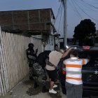 La Policía Nacional neutralizó a dos hombres que se movilizaban en un automóvil negro en la ciudadela San Alejo. 


ag - periodista
ag - granasa