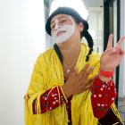 La vestimenta de Lola es un híbrido de algunas provincias del Ecuador.