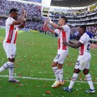 Michael Estrada (i) en el momento del festejo con Cornejo en el gol que el primero ayudó a asistir.