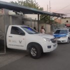 El vehículo de Medicina Legal retira el cadáver del menor desde el CS Daniel Acosta.