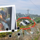 En la camioneta que se volcó a una zanja quedaron los cuerpos con múltiples heridas.