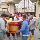 Momentos en que retiraban uno de los cuerpos para su velatorio.