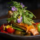 Gracias a su alto contenido de potasio, que ayuda a regular la presión arterial.