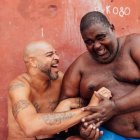 Adriano junto a uno de sus amigos de la favela de Brasil.