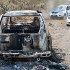 Se indaga si vehículo incinerado se relaciona con asesinato.