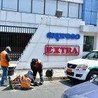 Equipo de trabajadores exploró el daño en el cableado.