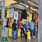 Los comerciantes de la Bahía advirtieron que un día antes del partido entre Ecuador y Bolivia aún no se vende lo esperado
