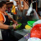 Con los cortes de agua potable, varios comerciantes replantean el horario de sus actividades.