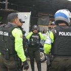 La mayor de la Policía Nacional Mayra Muñoz (c) es una de las tres féminas encargadas de la seguridad de la caravana de la Vuelta.