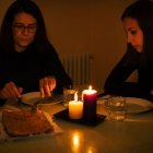 La ciudadanía se adapta con velas y linternas a los apagones.