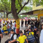 En la esquina del Monumental los vendedores informales esperando tener una buena venta.