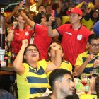 Hinchas celebran los goles de Ecuador.