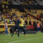 Sebastian Beccacece (i), seleccionador de Ecuador, festeja uno de los goles de Gonzalo Plata en la victoria 4-0 sobre Bolivia del jueves 14 de noviembre.