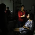 Arianna, la quinceañera, fue maquillada con unas linternas.