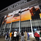 Los aficionados llegan al estadio AT&T para ver la pelea.