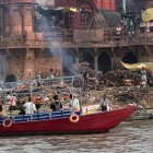 El crematorio Manikarnika Ghat tiene gradas que llegan hasta el río Ganges.