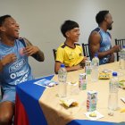 Los seleccionados compartieron con los menores que les visitaron en la concentración tricolor.