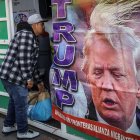 Migrantes esperan en el albergue 'Movimiento Juventud 2000', el 15 de noviembre de 2024 en la ciudad de Tijuana (México). Asociaciones civiles de Tijuana, la mayor ciudad en la frontera norte de México, acusan al Gobierno de Claudia Sheinbaum de “no tener un plan” para afrontar la crisis migratoria que desatará Donald Trump, quien la semana pasada anunció nombramientos alineados a sus promesas de deportaciones masivas.