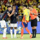 Momento en el que Piero Hincapié (c) fue expulsado por el árbitro Esteban Ostojich en el partido de Colombia vs Ecuador