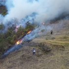 Bomberos, autoridades y comuneros trabajan incansablemente para controlar el fuego.