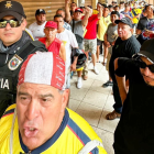 Hinchas manabitas hacen largas filas para llenar el Estadio Reales Tamarindos.