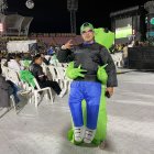 Víctor Llerena adquirió el traje por internet.