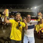 Juan Flores y Jhon Figueroa salieron con cerveza en mano y al borde de las lágrimas tras la histórica victoria tricolor.