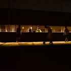 Jóvenes esperan que regrese la energía para jugar fútbol.