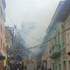 El fuego se extendió sobre tres casas en San Blas, centro de Quito.