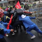 Los manifestantes empezaron a enfrentarse contra los uniformados.