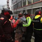 La Policía detuvo a dos personas por agresión a la fuerza armada.