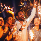 Grupo de amigos celebrando el Año Nuevo.