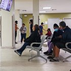 Los pacientes o sus familiares intentan enviar mensajes y hacer llamadas, sin suerte, durante los apagones en el hospital.