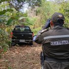 Los agentes buscaron huellas en la camioneta que fue localizada entre los matorrales del sector 24 de Mayo.